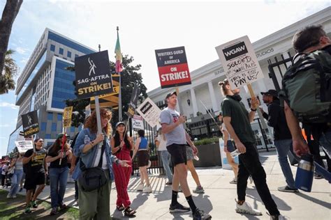 Estudios y escritores de Hollywood llegan a un acuerdo tentativo para poner fin a la huelga